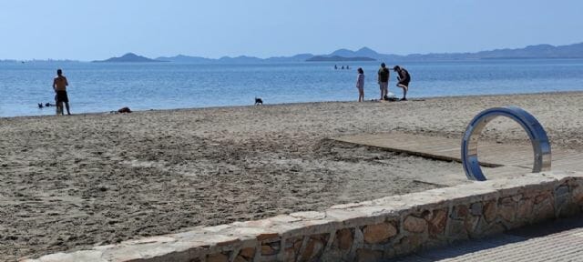Los Alcázares estrena la primera playa canina del Mar Menor