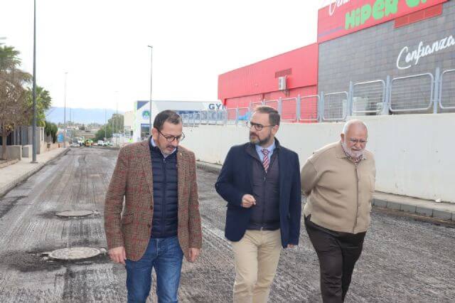 El alcalde de Lorca supervisa los trabajos de reasfaltado de la calle Sierra del Madroño que conecta Carretera de Granada con Camino Viejo del Puerto