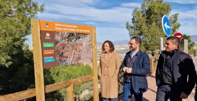 El alcalde de Lorca visita la nueva senda peatonal de circunvalación del Castillo que continúa la ampliación de la red de itinerarios ecoturísticos del municipio