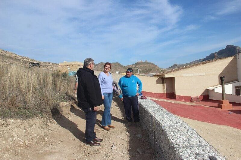 El Ayuntamiento de Jumilla construye un muro gavión y una cuneta para desviar las aguas pluviales en la ladera del Castillo